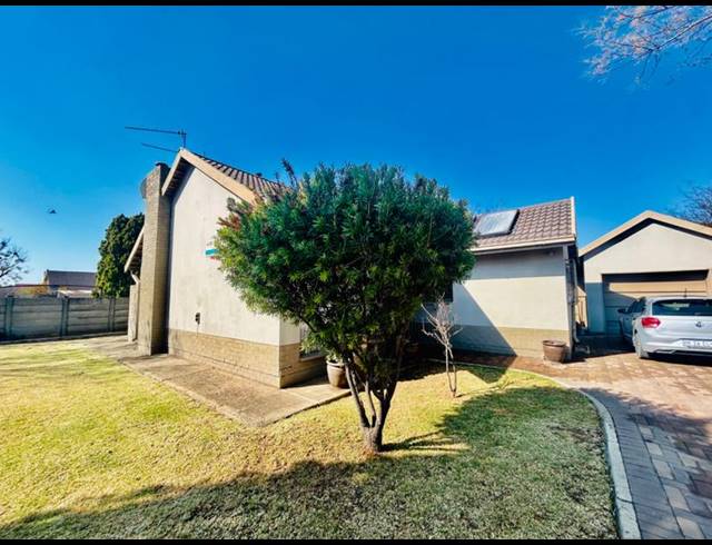 3 BEDROOM HOUSE FOR SALE IN VANDERBIJLPARK SE 2